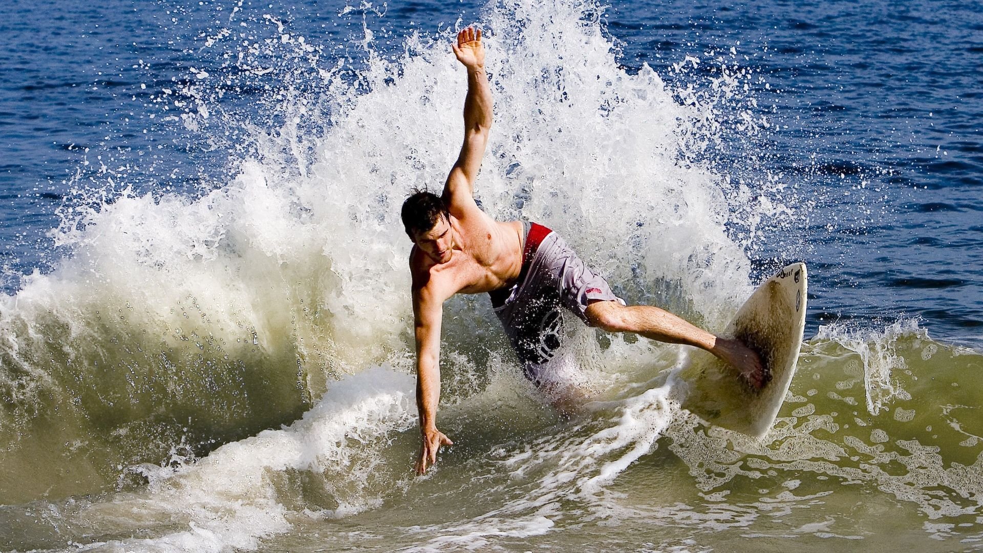 “拜仁启用青训力量，德甲豪门重塑锋线”